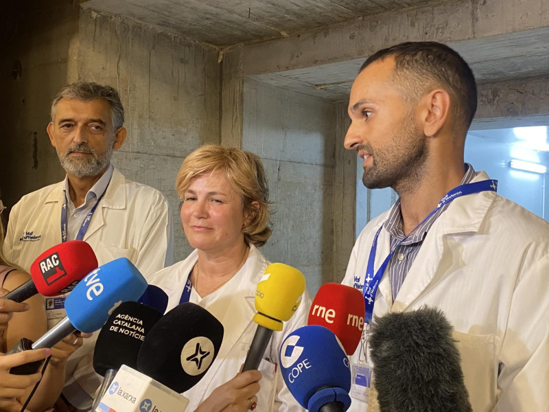 Médicos de Vall d'Hebrón explicando en qué consiste el ciclotrón