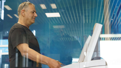 Un hombre sacando dinero de un cajero