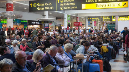 Aeropuerto lleno de gente