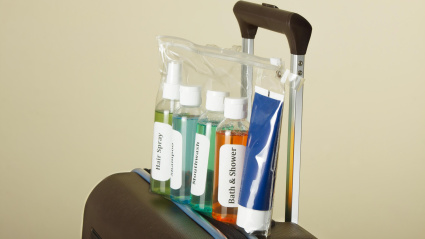 Líquidos en una bolsa de plástico sobre una maleta