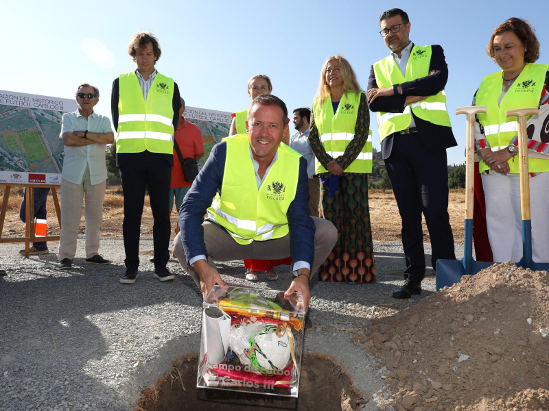 El alcalde de Toledo colocando la primera piedra del nuevo Carlos III