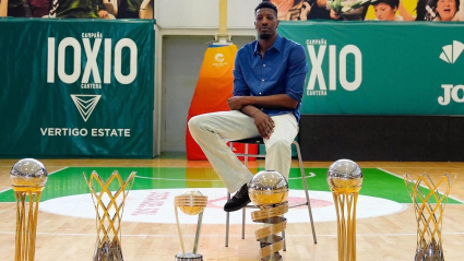 Yankuba, posando con los seis títulos conseguidos en sus tres temporadas en Unicaja Málaga