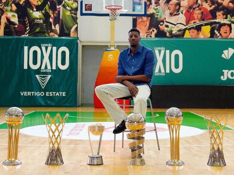 Yankuba, posando con los seis títulos conseguidos en sus tres temporadas en Unicaja Málaga
