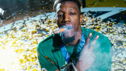 Yankuba suele encenderse un puro para celebrar sus títulos