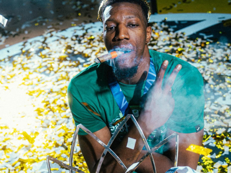 Yankuba suele encenderse un puro para celebrar sus títulos