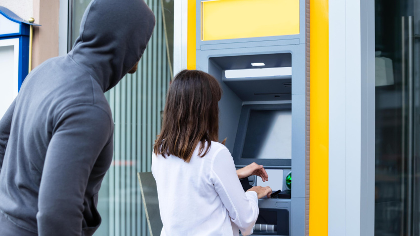 Un hombre trata de robar a una mujer que está sacando dinero en un cajero