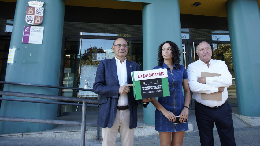 Los alcaldes de Toreno, Páramo del Sil y Berlanga del Bierzo (León), Vicente Mirón (I), Alicia García y César Álvarez (D), registran las firmas recogidas para reclamar una ambulancia permanente en el Centro de Salud de Toreno (León)