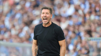 Simeone da instrucciones a sus jugadores en el Oporto - Atlético de pretemporada