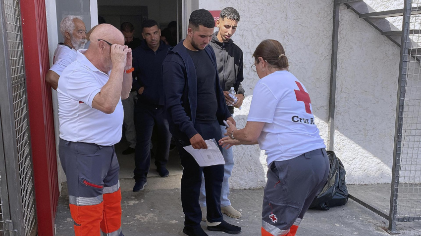 Diez inmigrantes marroquíes llegan a la orilla de la playa el Sotillo de Castell de Ferro ante el asombro de los bañistas
