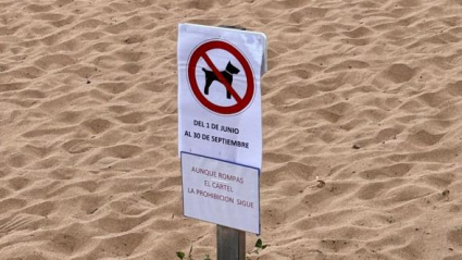El cartel visto en la playa (Álvaro Palazón / El Huffpost