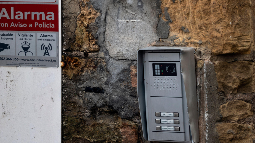 Señal de alarma de Securitas en la entrada de una casa en España