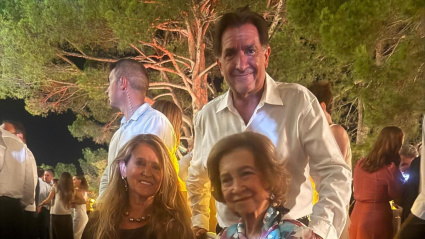 Xavi Bonet, director de COPE Baleares, acompañado de su mujer, con la Reina Sofía