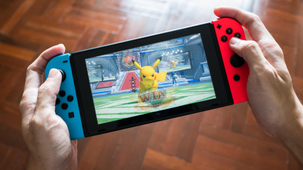 Una persona jugando a Pokémon en una Nintendo Switch