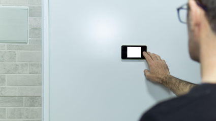 Un chico utilizando su mirilla digital