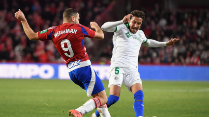 El delantero israelí del Granada Shon Weissman (i) pelea una posesión con el centrocampista del Getafe CF Luis Milla