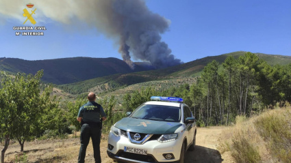 Un agente de la Guardia Civil observa el incendio forestal de Las Hurdes (Cáceres)