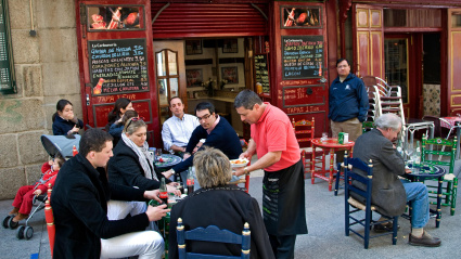 Un grupo de personas disfrutando en la terraza de un bar