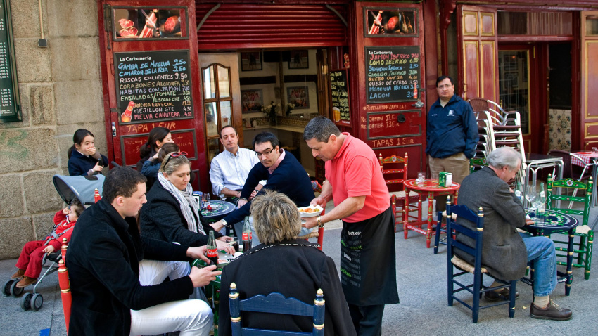 Un grupo de personas disfrutando en la terraza de un bar