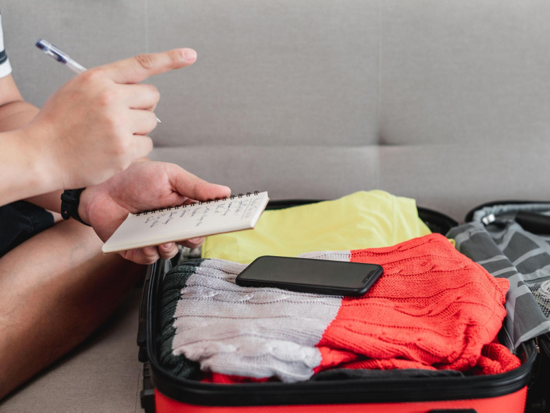 Preparando la maleta para un viaje de verano