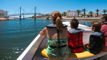 Una familia pasea en barco por el Algarve portugués