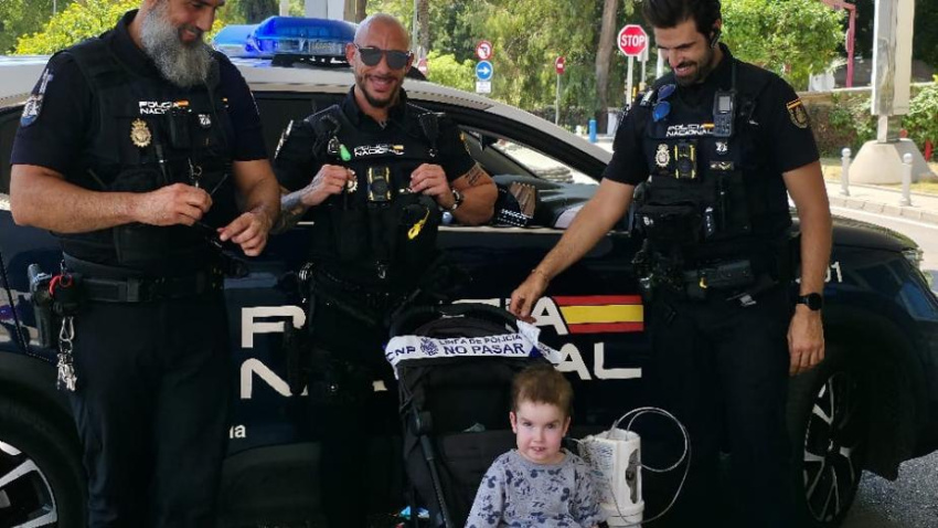 Marco, junto a los agentes de Policía