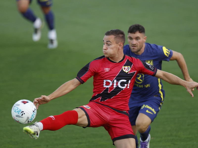 El delantero del Rayo Jorge de Frutos controla el balón durante el partido amistoso que Atlético de Madrid y Rayo Vallecano