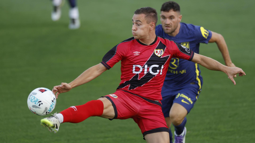 El delantero del Rayo Jorge de Frutos controla el balón durante el partido amistoso que Atlético de Madrid y Rayo Vallecano