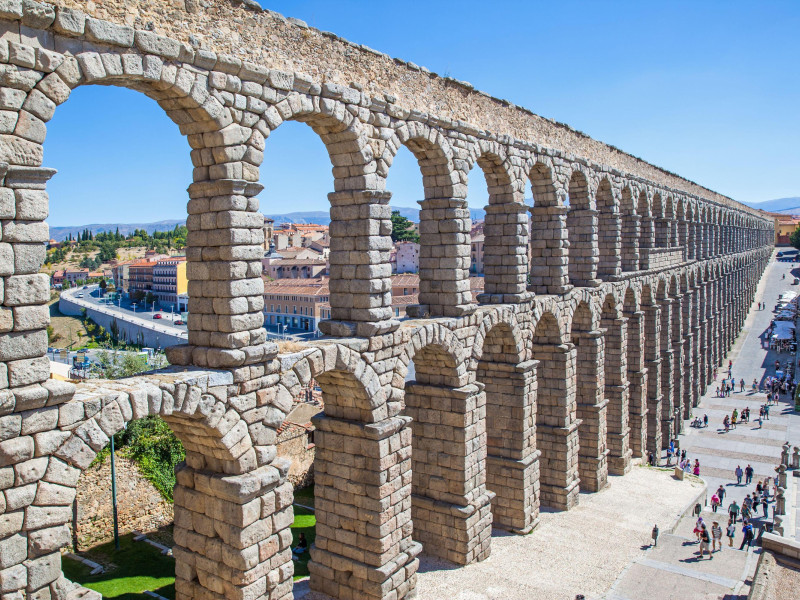 Vista panorámica del Acueducto de Segovia en verano