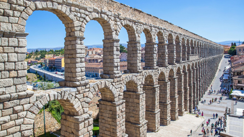 Vista panorámica del Acueducto de Segovia en verano