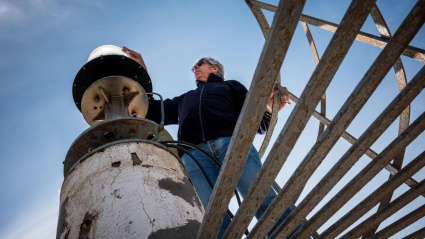 Mario Sanz limpiando la luz del faro