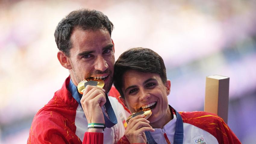 Álvaro Martín y María Pérez muerden la medalla de oro