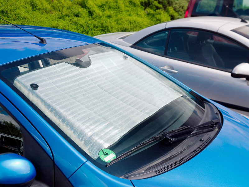 Parasol colocado dentro de un coche al sol