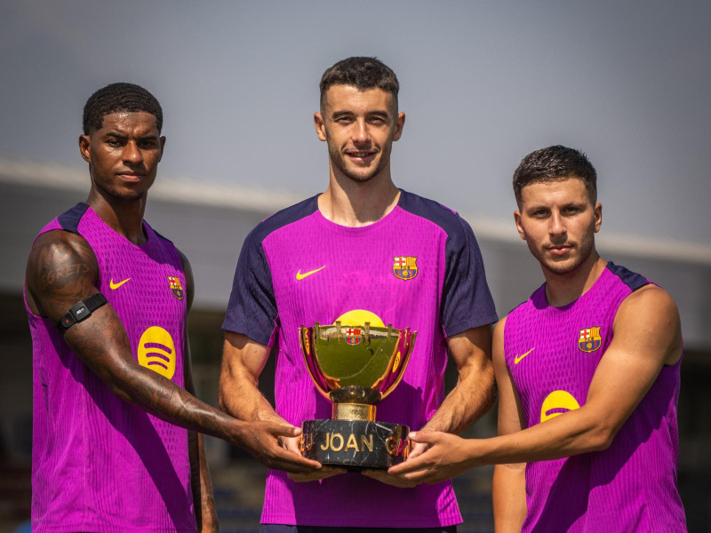 Los nuevos fichajes del FC Barcelona sujetando el trofeo Joan Gamper
