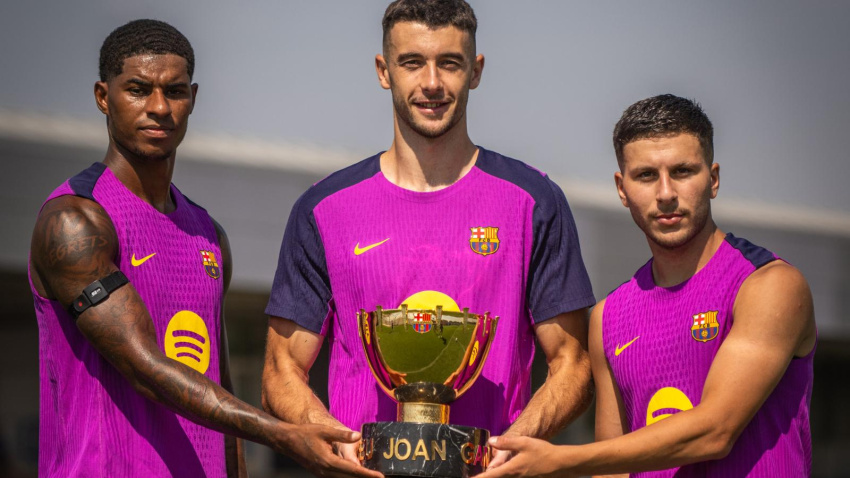 Los nuevos fichajes del FC Barcelona sujetando el trofeo Joan Gamper