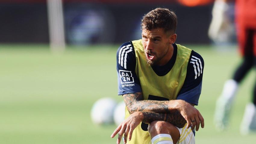 Íñigo Martínez en su primer calentamiento con el AlNassr