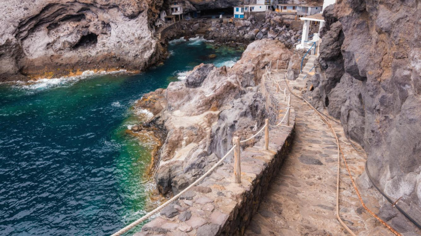 El final del camino a pie para llegar al destino.