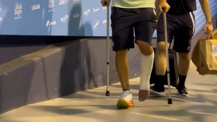 Isco sale de La Rosaleda en muletas por la lesión en el tobillo izquierdo.