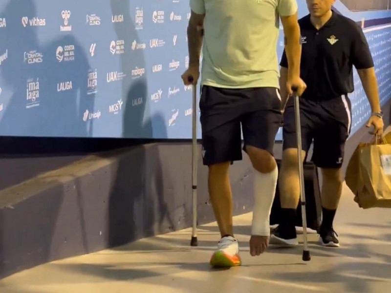 Isco sale de La Rosaleda en muletas por la lesión en el tobillo izquierdo.