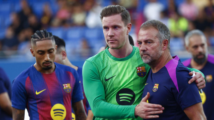 Ter Stegen y Hansi Flick abrazados durante la presentación del FC Barcelona