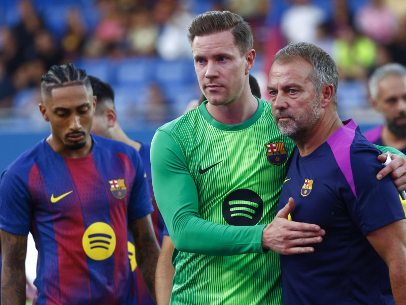 Ter Stegen y Hansi Flick abrazados durante la presentación del FC Barcelona