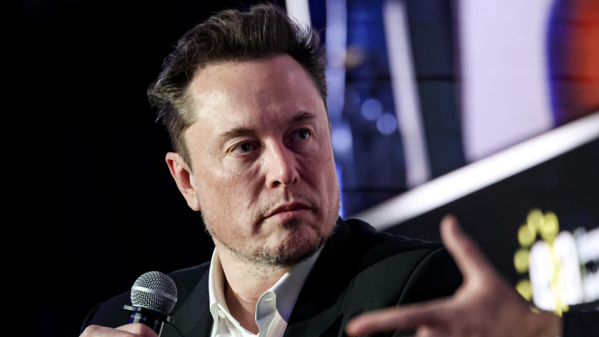 Elon Musk durante una conferencia en 2024