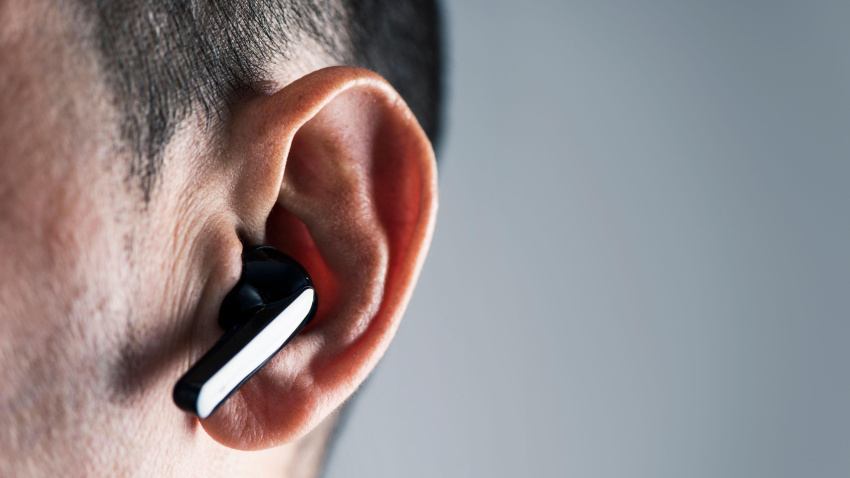 Un hombre usando auriculares inalámbricos