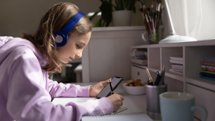 Estudiar con el teléfono móvil cerca de los jóvenes puede resultar en una trampa cognitiva.