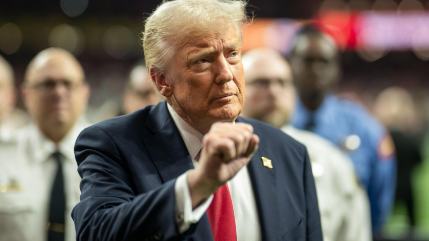 Donald Trump levantando el puño