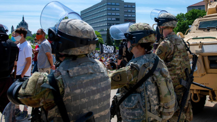 Soldados de la Guardia Nacional en las calles de Minnesota en 2020