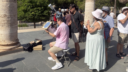 Asistentes utilizando el telescopio para la observación solar