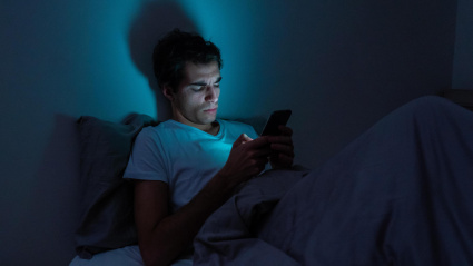Un hombre con dificultades para desconectar de su móvil