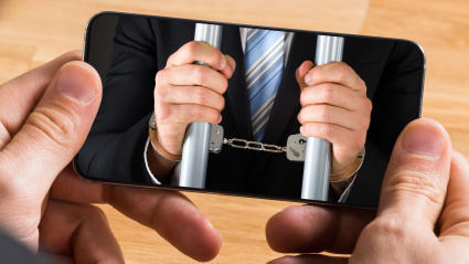 Metáfora de la adicción y dependencia que muchos usuarios tienen a su móvil