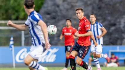 Kike Barja, con el brazalete de capitán de Osasuna, en un partido de pretemporada