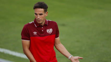 Íñigo Pérez, entrenador del Rayo Vallecano, durante un amistoso de pretemporada.